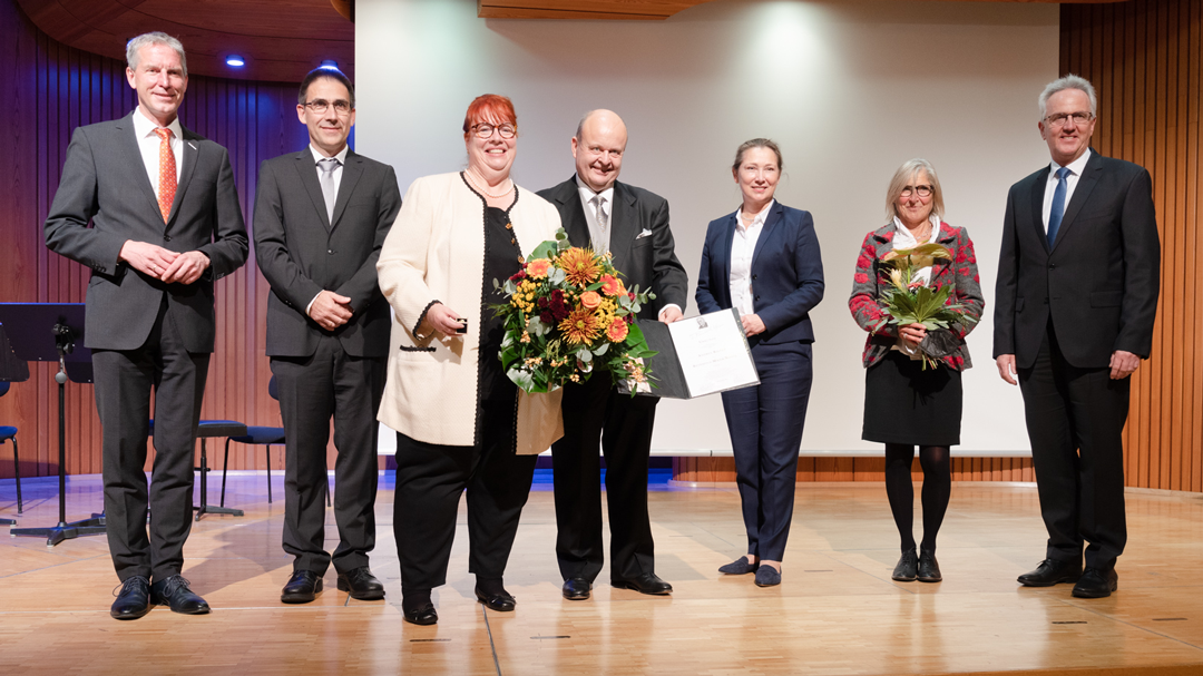 v.l.n.r.: Jochen Haußmann MdL, Dr. Hans Albrecht, Andrea Rieger, Dr. Uwe Rieger, Julia Goll, Dr. Oranna Keller-Mannschreck und OB Andreas Hesky: Foto: Kiessling