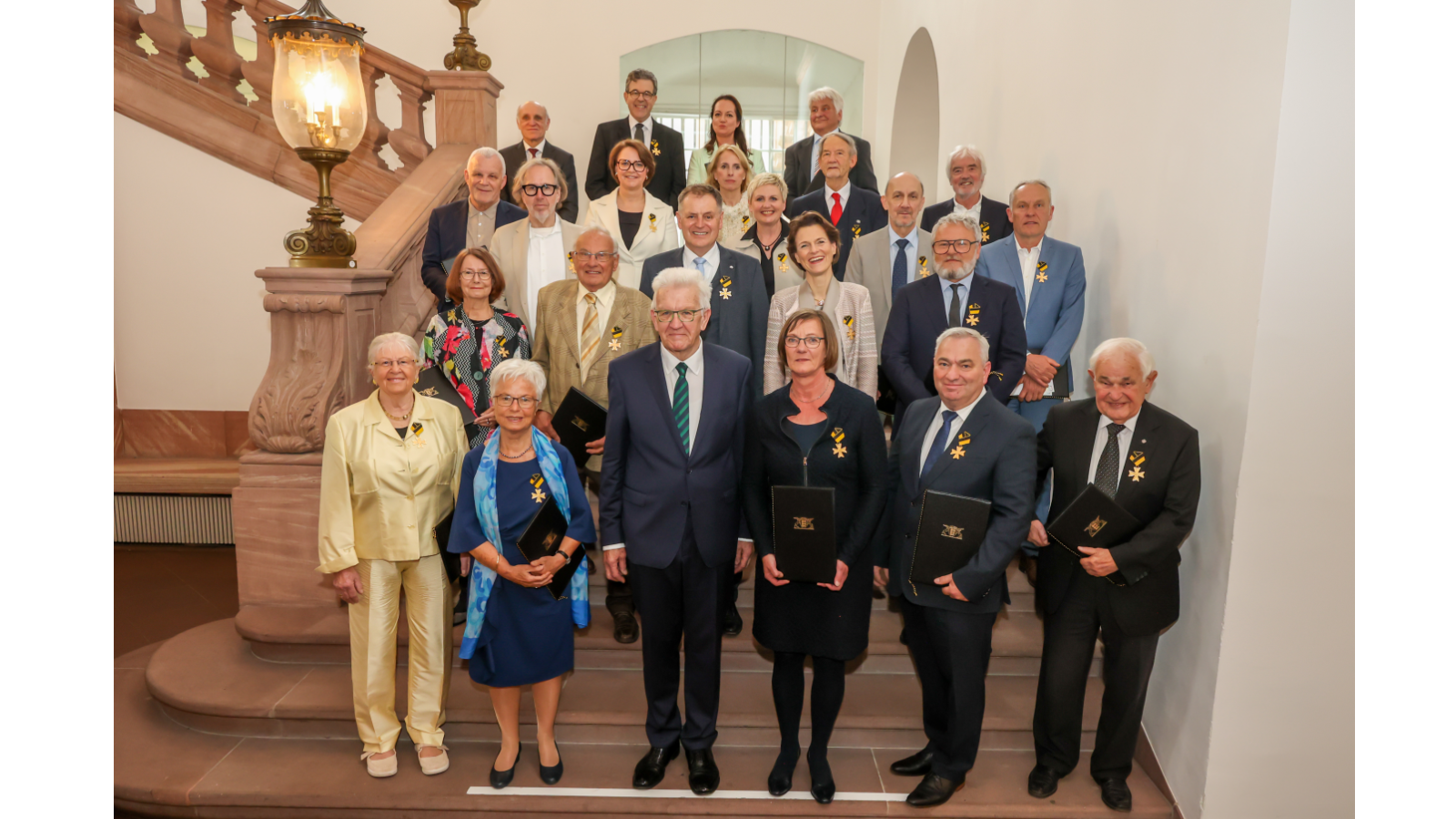 Alle ausgezeichneten Ordensträgerinnen und Ordensträger am 22.04.2023 in Mannheim mit MP Kretschmann.