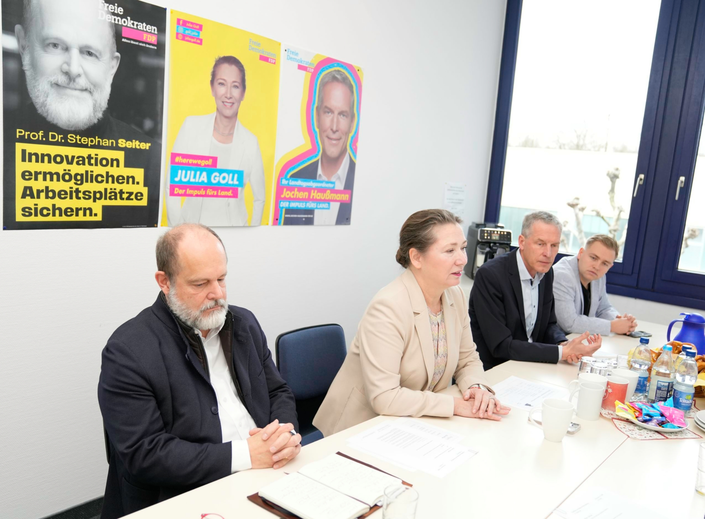 Traditionelles Pressegespräch der FDP-Abgeordneten am 3.1.2025 im Rems-Murr-Kreis im Wahlkreisbüro in Weinstadt. (v.l.n.r.: Prof. Dr. Stephan Seiter MdB, Julia Goll MdL, Jochen Haußmann MdL, Tim Zimmermann. Foto: Kiessling