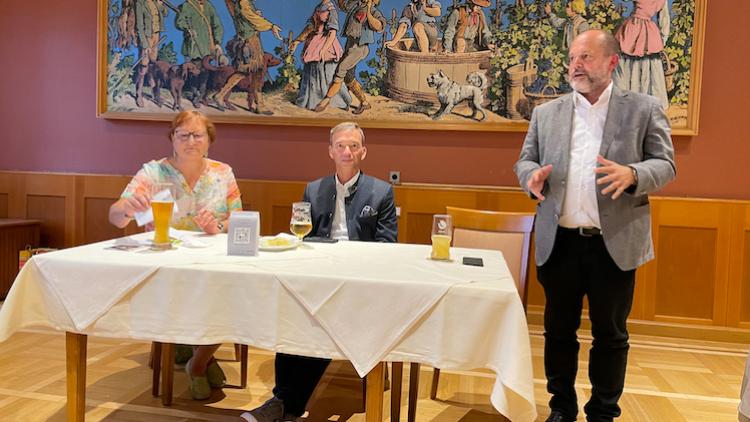 Im Traditionslokal "Hirsch" in Remshalden-Grunbach: (v.l.n.r.: Sigrid-Angela Pressel, Pascal Kober MdB und Prof. Dr. Stephan Seiter) Foto: Betz