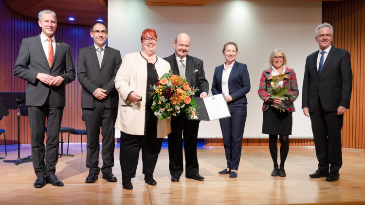 v.l.n.r.: Jochen Haußmann MdL, Dr. Hans Albrecht, Andrea Rieger, Dr. Uwe Rieger, Julia Goll, Dr. Oranna Keller-Mannschreck und OB Andreas Hesky: Foto: Kiessling